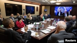 1일 백악관에서 바락 오바마 미국 대통령이 존 케리 미 국무장관으로부터 이란 핵협상에 관한 진전사항을 보고받고 있다.