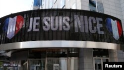 Un panneau électronique "Je suis Nice" a été allumé en l'honneur des victimes du 14 juillet à Nice, à Bruxelles, Belgique, le 15 juillet 2016.