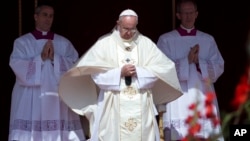 로마 가톨릭의 프란치스코 교황이 17일 수녀 4명에 대한 시성식을 거행하고 있다.