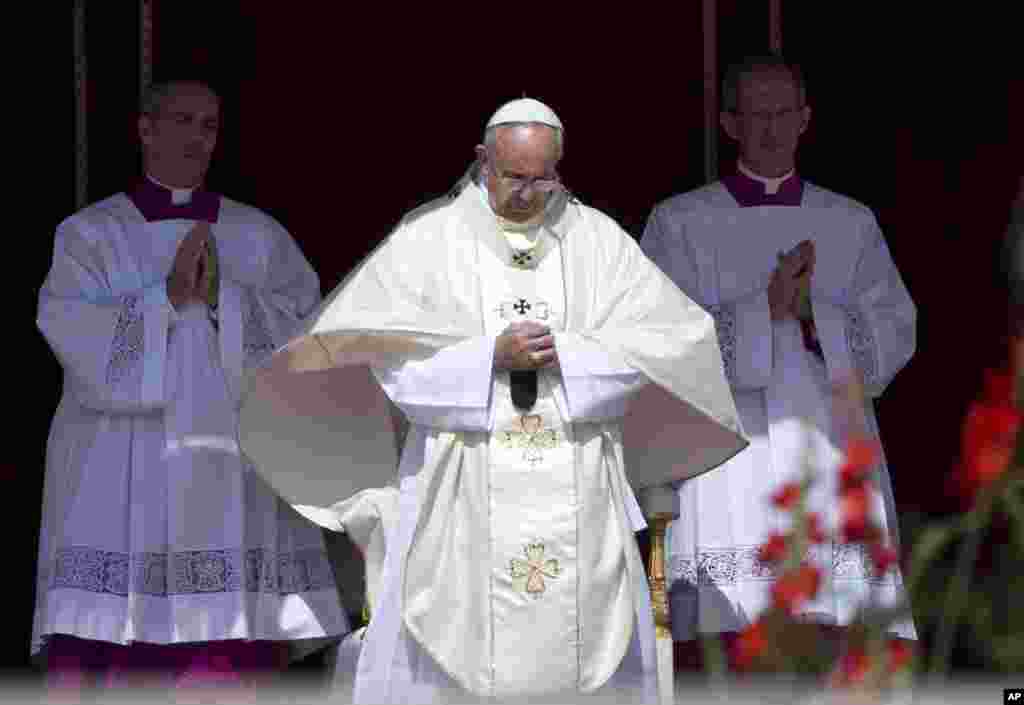 Đức Giáo Hoàng Phanxicô đến cử hành lễ phong thánh cho 4 nữ chân phước tại Quảng trường Thánh Phêrô ở Vatican, ngày 17/5/2015.