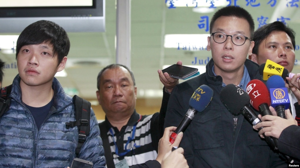 资料照片: 2015年3月25日台湾“太阳花运动”学生领袖林飞帆(右)和陈为廷在台北地方法院接受记者采访
