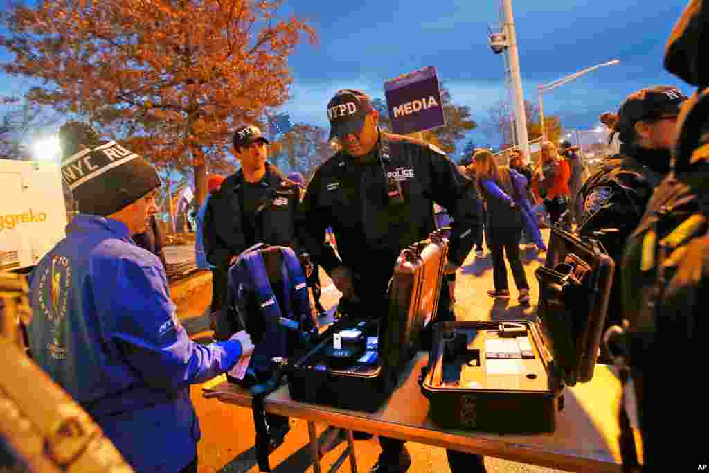 Polisi wakikagua mikoba wakati wa mbio za marathon za New York 2017