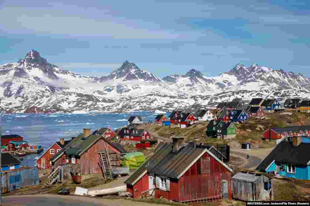 گرین لینڈ کی آبادی 55 ہزار افراد سے زائد ہے جن میں سے 17 ہزار دنیا کے اِس سب سے بڑے جزیرے کے دارالحکومت نیوک میں ہی آباد ہیں۔ 