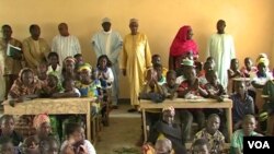 Para orang tua murid ikut hadir pada pembukaan kembali SD Negeri "Limani" di Kamerun. (M.E. Kinzeka/VOA)