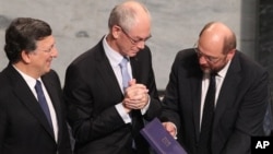 PresidenKomisi Eropa Jose M Barosso (kiri), Presiden Dewan Eropa Herman Rompuy, dan Presiden Parlemen Eropa Martin Schulz saat menerima penghargaan Nobel di City Hall, Oslo (10/12)