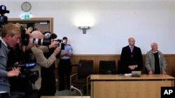 Siert Bruins, 92-year-old former member of the Nazi Waffen SS, right, and his lawyer Klaus-Peter Kniffke, in court, Hagen, Germany, Sept. 2, 2013.