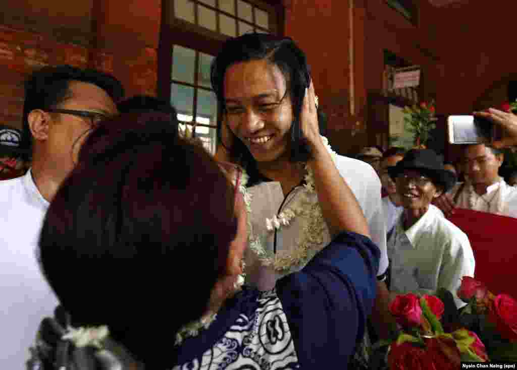 ႏုိင္ငံေရးအက်ဥ္းသားေတြ ျပန္လည္လြတ္ေျမာက္