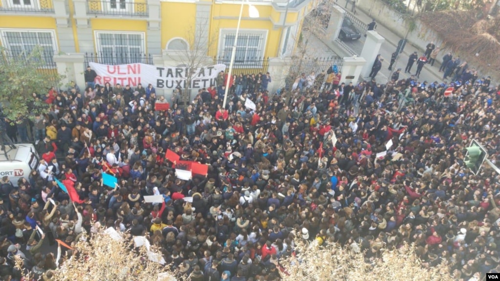Protestë e studentëve, qeveria heq tarifën