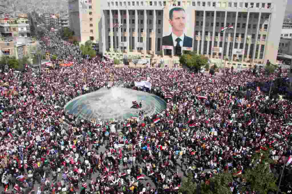 مظاهرۀ هواداران رژیم بشار الاسد در دمشق، در جواب تظاهرات شورشیان که خواهان برکناری رئیس جمهور سوریه استند. ۲۹ مارچ ۲۰۱۱