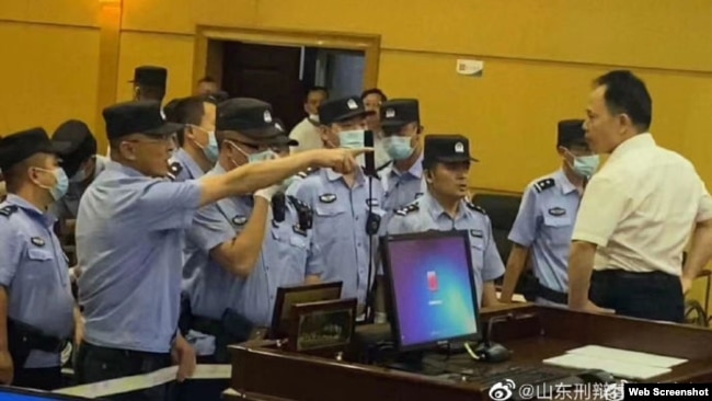 中国法学家徐昕在包头法庭上遭法警吼叫 (李永恒律师微博图片 )