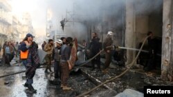 شام میں باغیوں کے کنٹرول کے علاقے میں روسی طیاروں کے حملوں کے بعد امدادی کارکن آگ بجھانے میں مصروف ہیں۔ نومر 2017