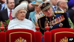 Королева Елизавета II и принц Филипп
