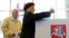دالیا گریبوسکایته، رییس جمهوری لیتوانی در حال رای دادن - ۴ خرداد ۱۳۹۳ 
