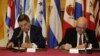 Mario Kreutzberger y José Miguel Insulza firman una carta de intención.