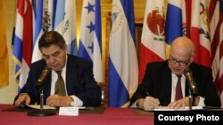 Mario Kreutzberger y José Miguel Insulza firman una carta de intención.