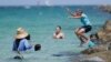 Sekelompok ada muda di pantai Miami Beach, Florida, 30 Juni 2020. (Foto: AP)