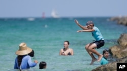 Sekelompok ada muda di pantai Miami Beach, Florida, 30 Juni 2020. (Foto: AP)