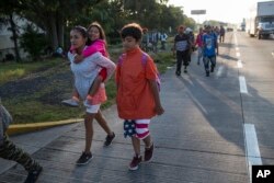 Los migrantes, entre ellos mujeres y niños, llegan exhaustos tras la extensa caminata que iniciaron a mediados de octubre en Honduras.