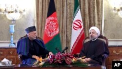 이란을 방문한 하미드 카르자이 아프가니스탄 대통령(왼쪽)이 8일 테헤란에서 하란 로하니 이란 대통령과 회담했다.
