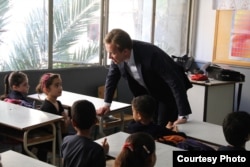 Norwegian Foreign Minister Børge Brende visiting a school in Beirut, Lebanon, where Syrian children attend classes in the afternoon on May 30, 2014. (photo credit by Frode Øverland)