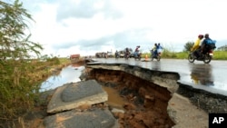 
Quelques centaines de personnes sont mortes, plusieurs autres sont toujours portées disparues et des milliers d'autres sont menacées par des inondations massives dans la région, notamment au Mozambique, au Malawi et au Zimbabwe, causées par le cyclone Idai.
