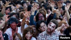 2013年10月31日，一千多人扮成僵尸在一次万圣夜活动中在东京塔游行，推介美国电视系列剧《行尸走肉》(The Walking Dead)。(资料照)