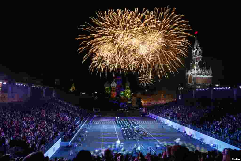 Fireworks explode above St. Basil&#39;s Cathedral during the final day of the International Military Music Festival &quot;Spasskaya Tower&quot; in Red Square in Moscow, Russia, Sept. 7, 2014.