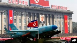 지난 2012년 4월 북한 김일성 주석의 100번째 생일을 기념하기 위해 평양에서 열린 '태양절' 열병식에 하늘색 위장 페인트를 칠한 무인기도 등장했다. (자료사진)
