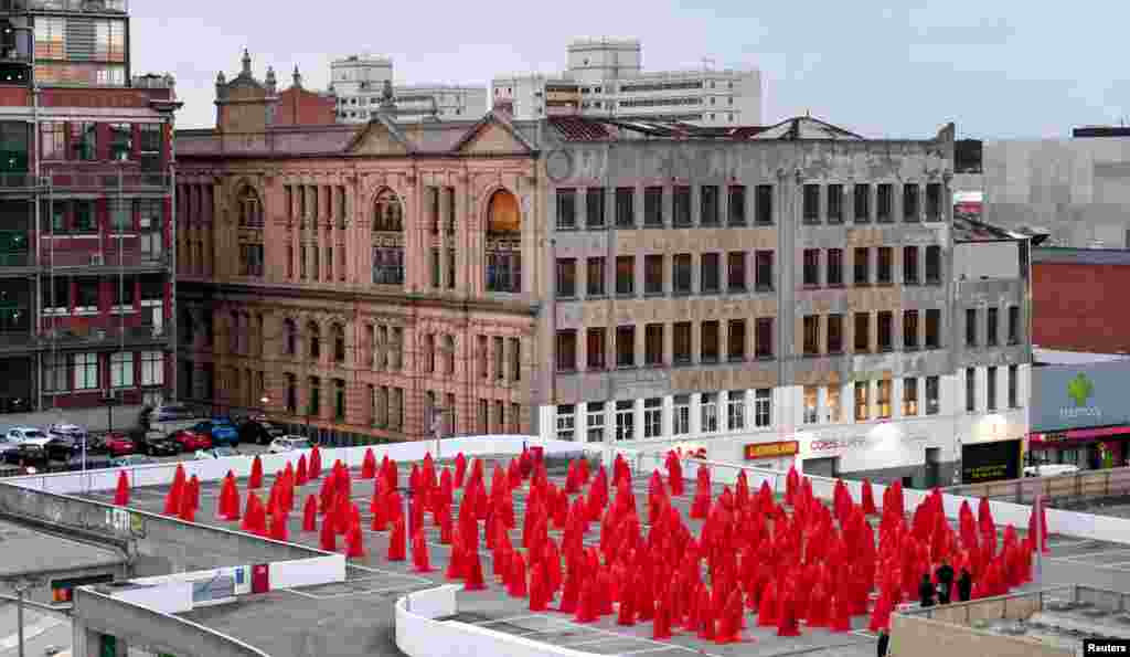 សិល្បករអាមេរិកាំងឈ្មោះ Spencer Tunick កំពុងថតរូបស្រាតរបស់ពលរដ្ឋនៅក្នុងក្រុង Melbourne សម្រាប់កម្មវិធី Return of the Nude ដែលជាផ្នែកមួយនៃពិធីបុណ្យ Chapel St, Prahran's Provocare នៅក្នុងក្រុង Melbourne ប្រទេសអូស្ត្រាលី។
