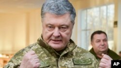Tổng thống Ukraine Petro Poroshenko thăm một căn cứ quân sự hôm 28/11/2018