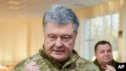 Ukrainian President Petro Poroshenko speak to soldiers during a visit to a military base in Chernihiv region, Ukraine, Wednesday, Nov, 28, 2018. (Mykola Lazarenko, Presidential Press Service via AP)