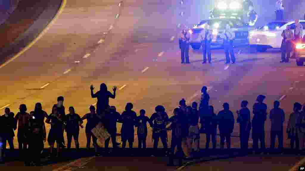 Les manifestants forment un mur humain sur l&rsquo;autoroute I-2277 face à la police, à Charlotte, en Caroline du Nord, &nbsp;22 septembre 2016.