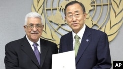 Palestinian President Mahmoud Abbas (L) hands a letter to United Nations Secretary-General Ban Ki-moon requesting Palestinian statehood, during the 66th United Nations General Assembly at the U.N. headquarters in New York, September 23, 2011.
