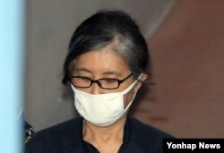 한국의 박근혜 전 대통령이 뇌물 등 혐의로 기소된 17일 '비선실세' 최순실씨가 서울중앙지법에서 열린 공판에 출석하고 있다.