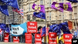 لندن میں پارلیمنٹ ہاؤس کے باہر بریگزٹ کے حامیوں اور مخالفین کا مظاہرہ۔ 3 ستمبر 2019