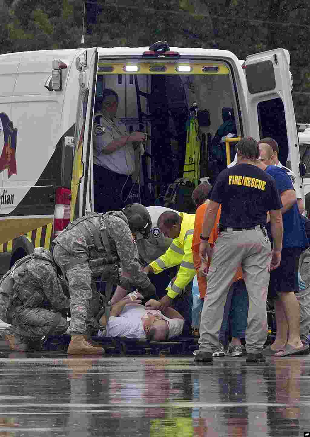 Des secouristes préparent un patient pour son évacuation, le 14 août 2016.