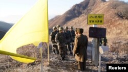 Soldados de Corea del Norte y Corea del Sur verifican la remoción de puestos de guardia en ambos lados de la zona desmilitarizada. Diciembre 12 de 2018. Foto provista por Ministerio de Defensa de Corea del Sur.