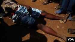 The body of a high school student killed during Kenyan electoral reform protests lies in a street in Kisumu, Kenya, Oct. 16, 2017. Election-related protests in the country have claimed the lives of dozens of people since August. (M. Yusuf/VOA)