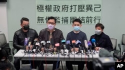 Các nhà cựu lập pháp thuộc Đảng Dân chủ ở Hong Kong gồm: Andrew Wan, trái, Lam Cheuk-ting, thứ nhì bên trái , và Helena Wong, phải, tại một cuộc họp báo sau khi được tại ngoại hầu tra ở Hong Kong, ngày 8/1/2021. (AP Photo/Kin Cheung)