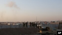 Soldados kurdos observan operaciones aéreas contra posiciones del grupo extremista Estado Islámico en el norte de Irak.