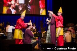 Aksi panggung pemain dan musisi konser semiteatrikal "Legenda" di panggung Berklee Performance Center, di Boston, AS, 2 Oktober 2019. (Foto: Caroline Aurelia, Elaine Tantra, Rachelle Alfina)