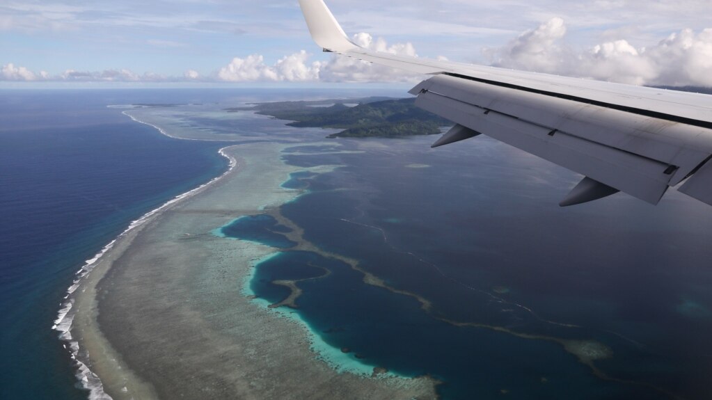 Máy bay của Ngoại trưởng Mỹ Mike Pompeo chuẩn bị hạ cánh xuống phi trường quốc tế Pohnpei ở Kolonia, Liên bang Micronesia (FSM) ngày 5/8/2019. REUTERS/Jonathan Ernst