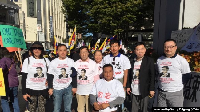 2015年9月,王在刚在西雅图参加抗议习近平的活动,为六四残疾人士方政推轮椅(王在刚提供)