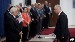 Palestinski premijer Rami Hamdala polaže pred palestinskim predsednikom Mahmudom Abasom