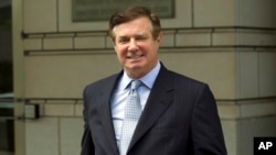 ARCHIVO - En esta foto de archivo del 23 de mayo de 2018, Paul Manafort, ex presidente de campaña del presidente Donald Trump, deja el Tribunal del Distrito Federal después de una audiencia en Washington. El abogado especial Robert Mueller ha presentado cargos adicionales contra Manafort y un asociado de larga data, acusándolos de obstruir la justicia. Los nuevos cargos fueron revelados el 8 de junio contra Manafort y Konstantin Kilimnik. (Foto AP / José Luis Magaña, Archivo)