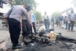 Sebuah sepeda motor terbakar habis dalam aksi demo menolak Omnibus Law di Yogyakarta, Kamis, 8 Oktober 2020. (Foto: VOA/ Nurhadi)