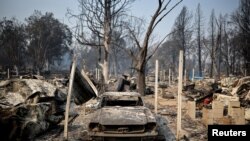 Mobil yang terbakar akibat kebakaran hutan yang menghancurkan area Phoenix, Oregon, AS, 10 September 2020. (Foto: REUTERS/Carlos Barria)