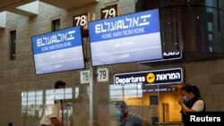 31 Ağustos 2020 - Tel Aviv'de Ben Gurion Havaalanı'nda İsrail ile Birleşik Arap Emirlikleri arasındaki tarihi ilk yolcu uçuşunu gösteren ekran