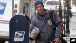 Según la oficina de fiscalización del Congreso, el Servicio Postal está obligado por ley a repartir cartas seis días a la semana.