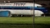 هواپیمای حامل پنس بعد از خروج از باند در چمن های کنار باند متوقف شد. 